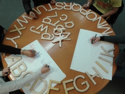 Eine Reihe von Buchstaben aus Holz auf einem runden Tisch